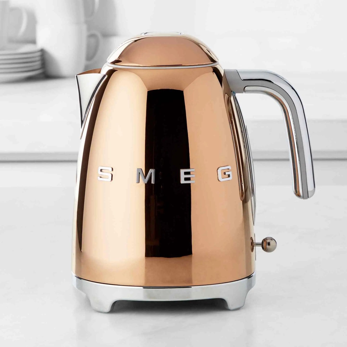 SMEG Electric Kettle with 360˚ swivel base, auto-shutoff, water-level indicators, gentle steam release, and washable limescale filter