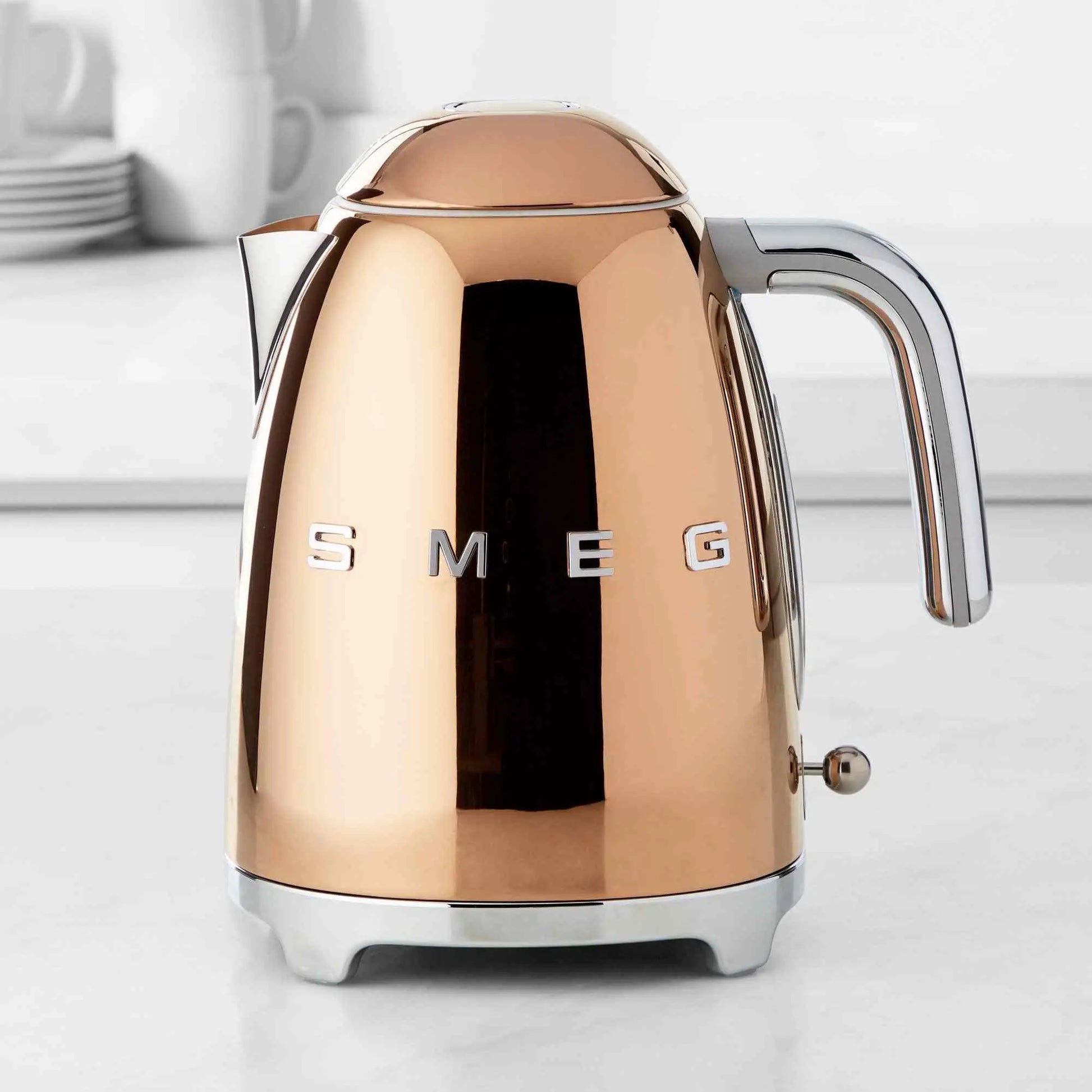 SMEG Electric Kettle with 360˚ swivel base, auto-shutoff, water-level indicators, gentle steam release, and washable limescale filter