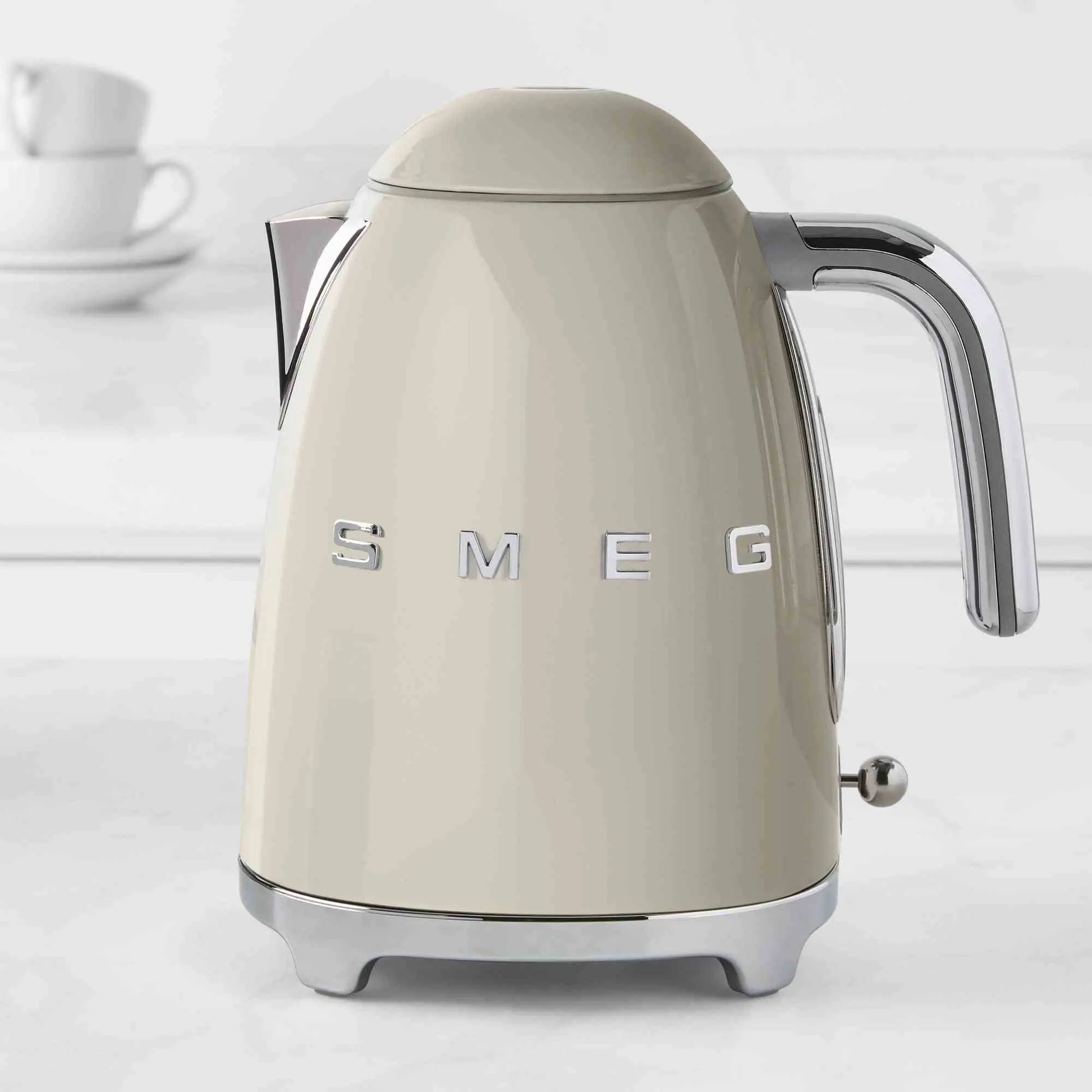 SMEG Electric Kettle with 360-degree swivel base, auto shutoff, water-level indicators, gentle steam release, and removable limescale filter.