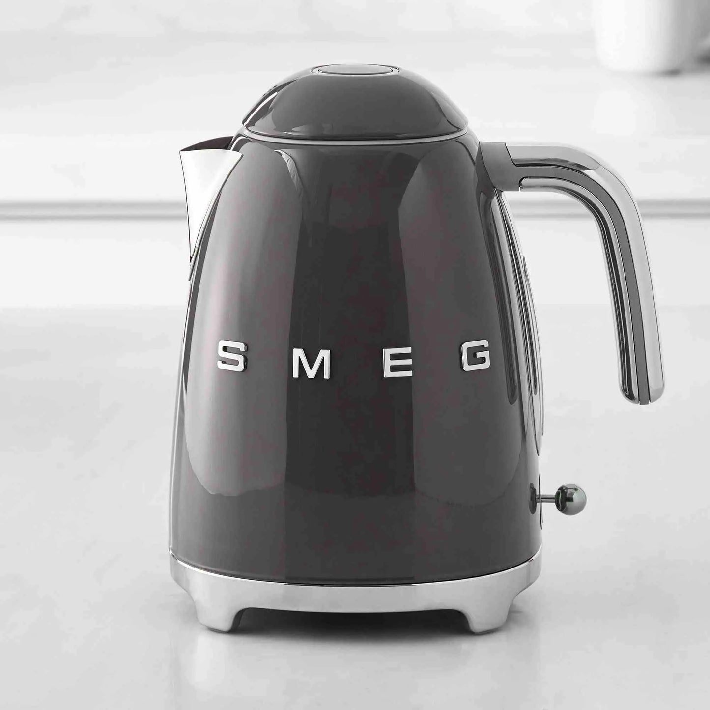 SMEG Electric Kettle with 360˚ swivel base, auto-shutoff, water-level indicators, gentle steam release, and removable limescale filter