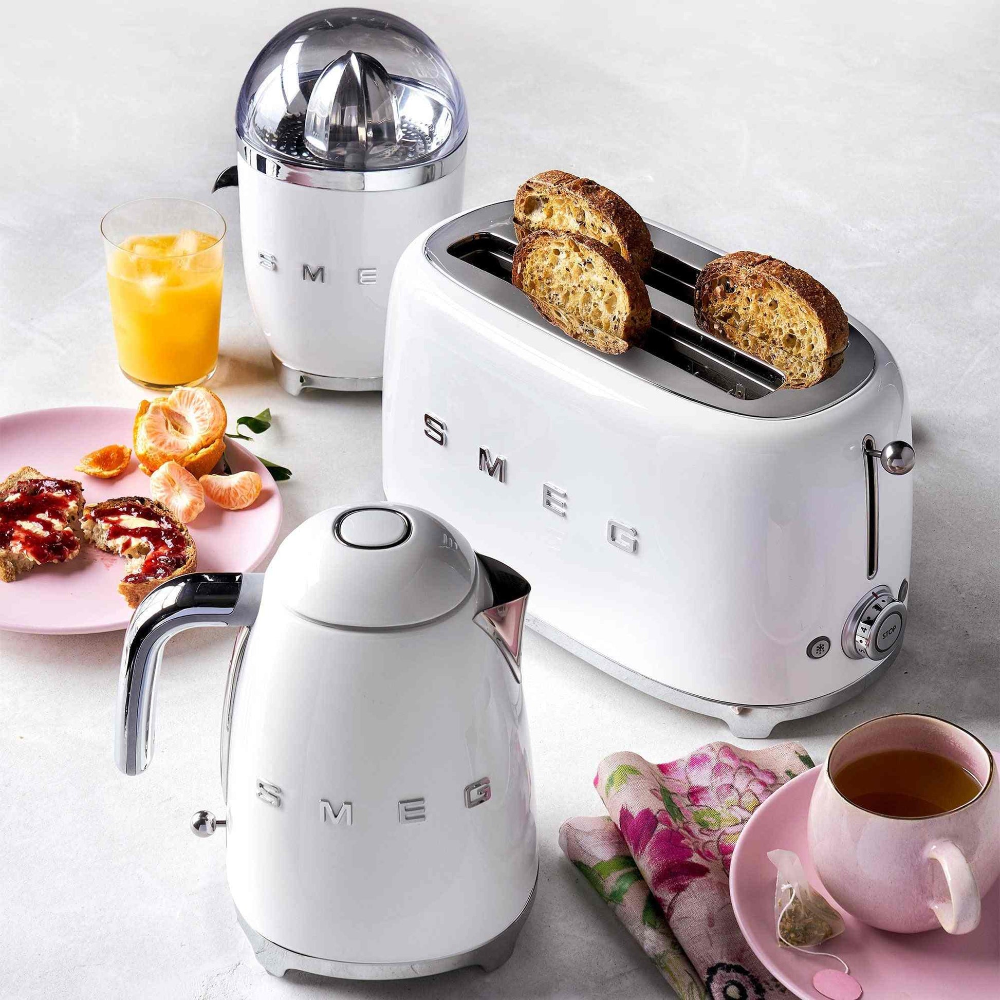 SMEG Electric Kettle 3D logo with 360˚ swivel base, auto-shutoff, water-level indicators, gentle steam release, and removable filter