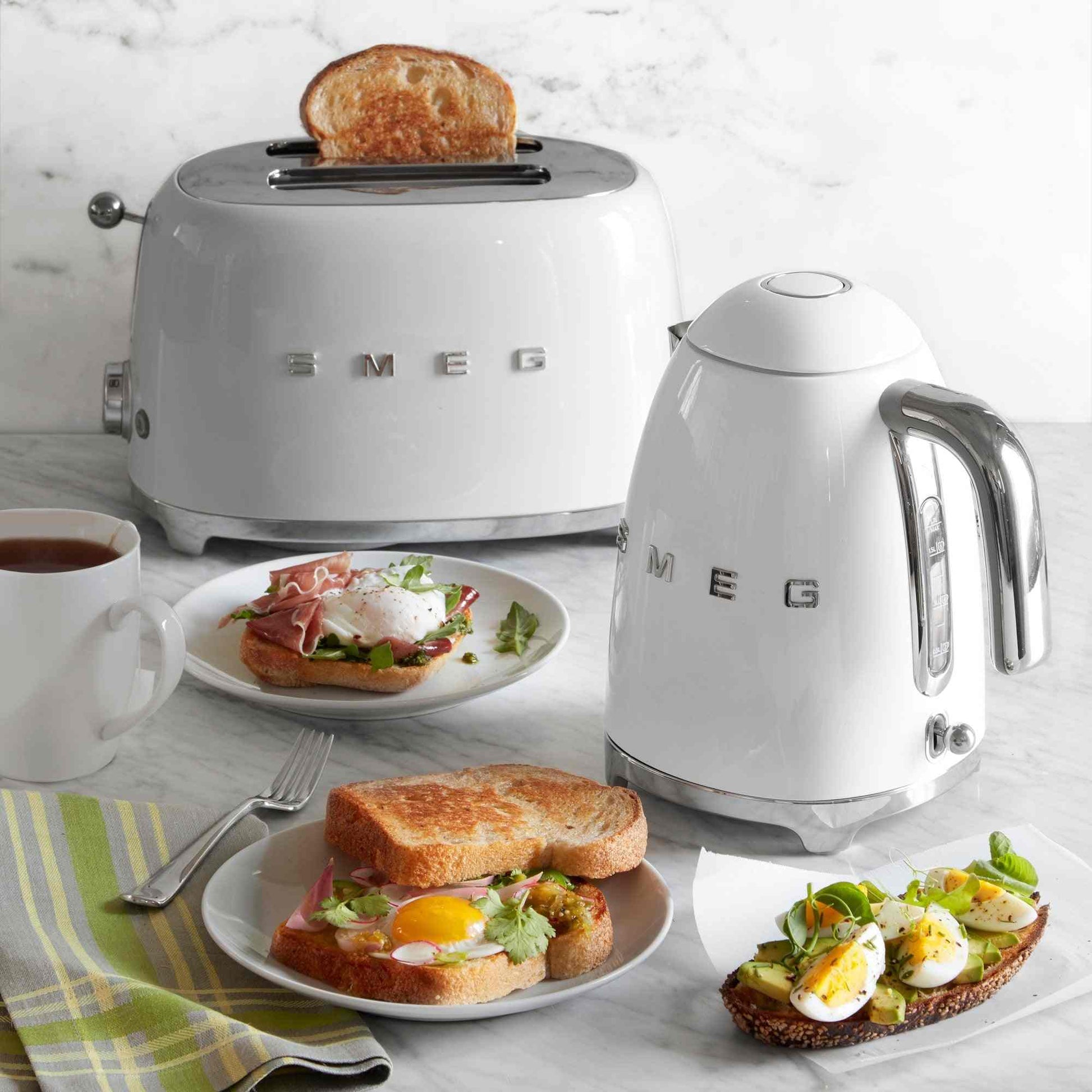SMEG Electric Kettle with 360˚ swivel base, auto-shutoff, water-level indicators, gentle steam release, and removable limescale filter