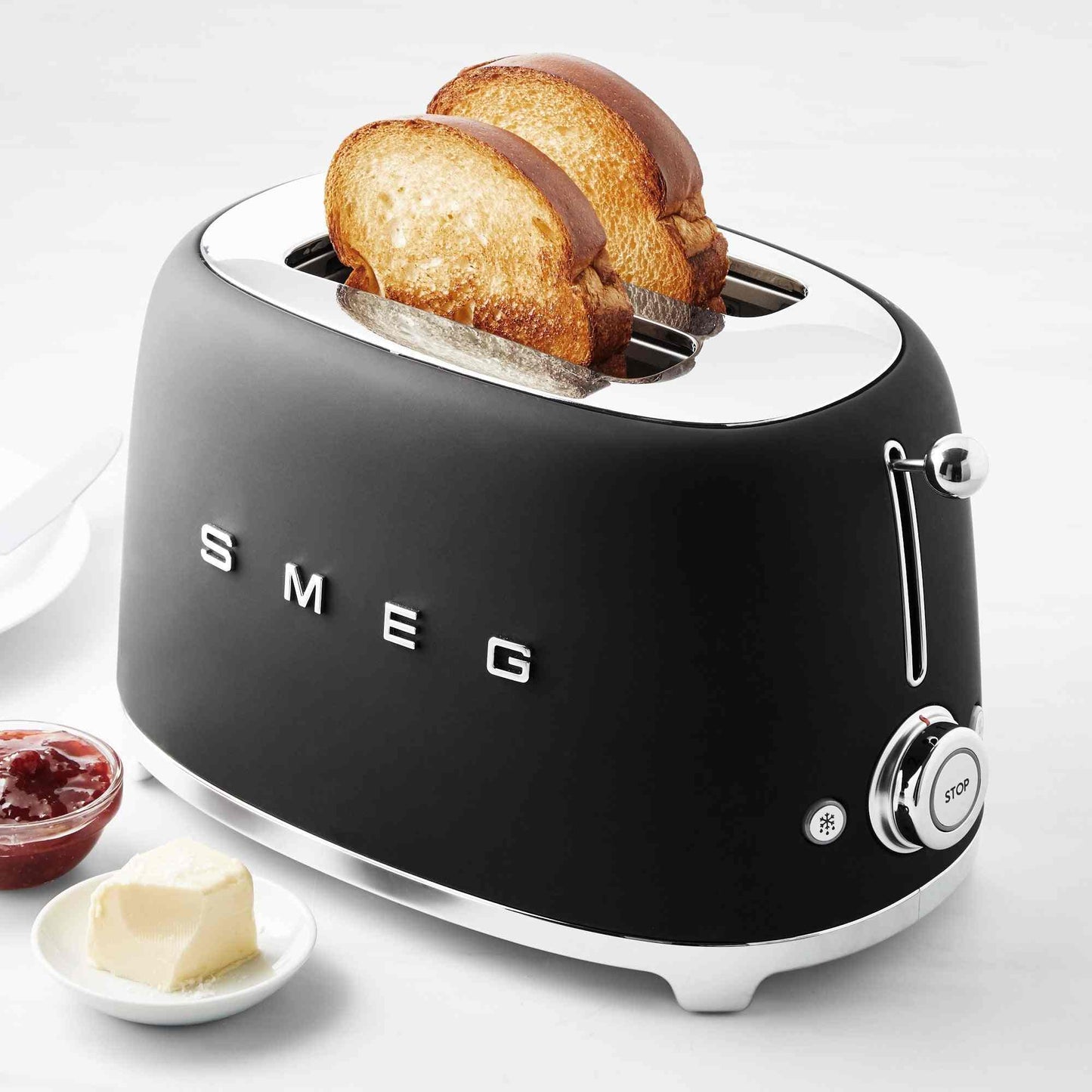 SMEG 2 slice toaster with retro design, two wide slots, six browning levels, and chrome knob functions